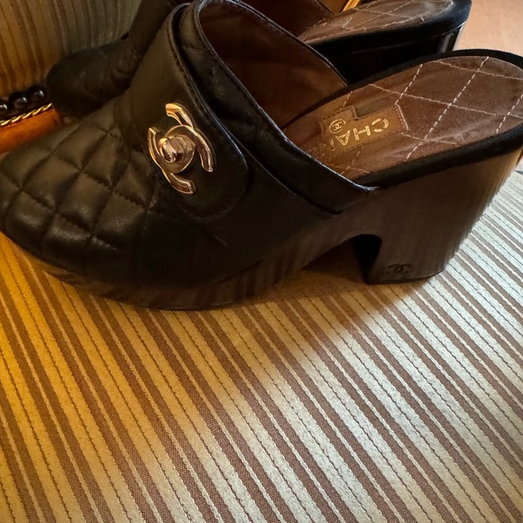 Worn Chanel clogs some scuffs - Picture 3 of 10